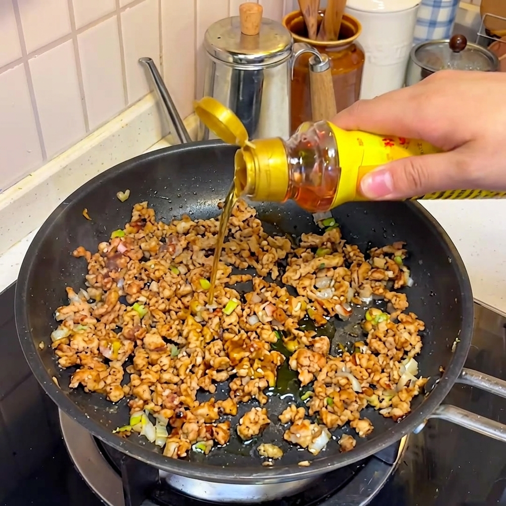 Olej sezamowy i inne przyprawy dodawane do wieprzowiny z miso.