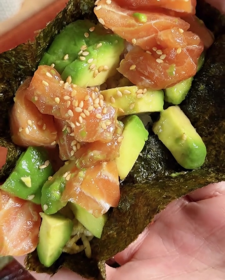 Arkusz sushi nori wycinany w kształt koła.