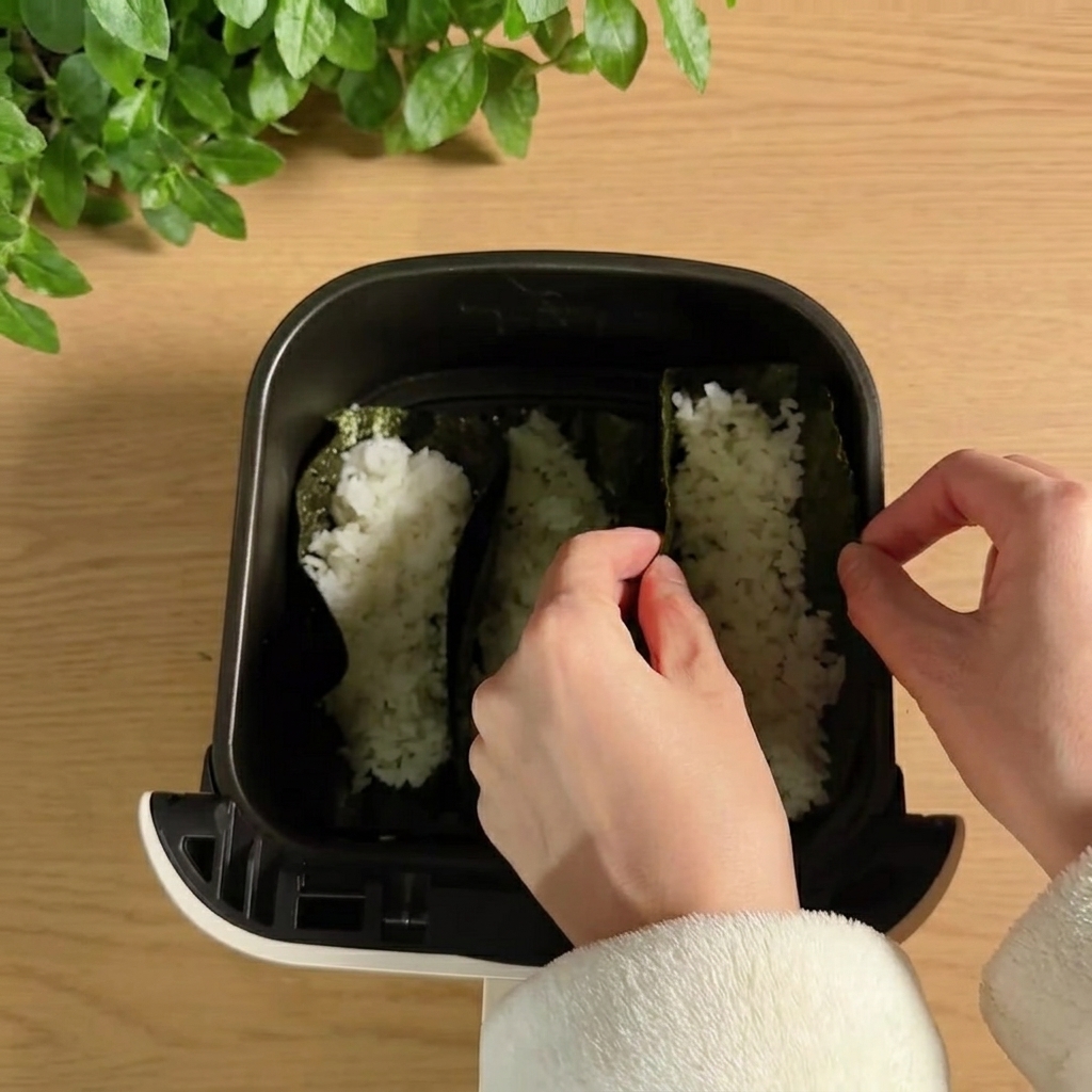Muszle sushi taco ustawione pionowo we frytkownicy beztłuszczowej.