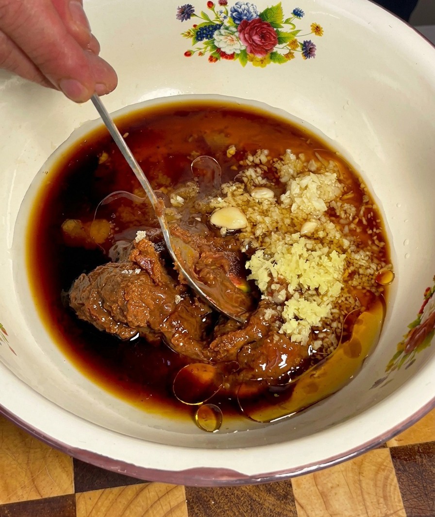 Marynata Doenjang mieszana łyżką do uzyskania gładkiej i jednolitej konsystencji.