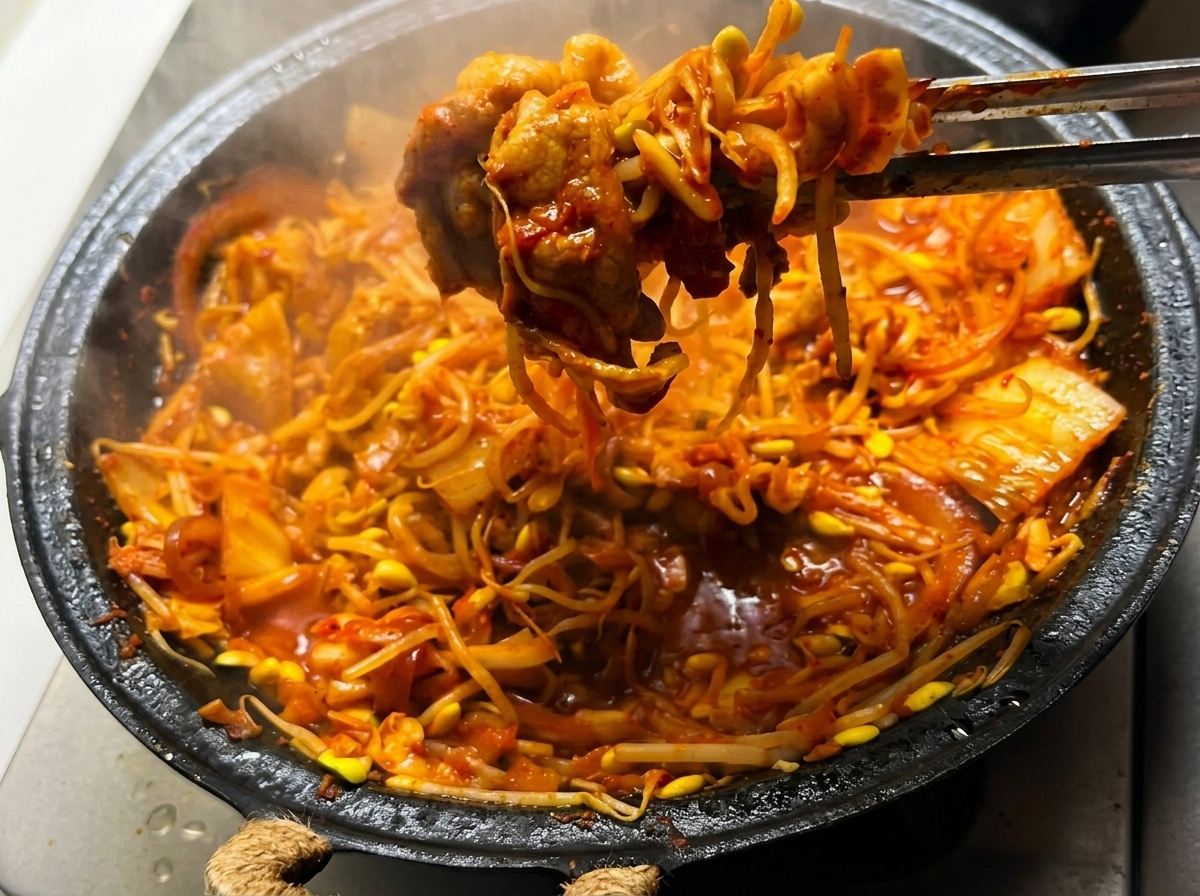 Mieszanka boczku z kimchi i kiełkami stir-fry smażona na mocnym ogniu.