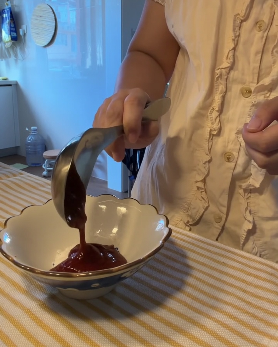 Różne sosy i przyprawy mieszane w małej białej miseczce.