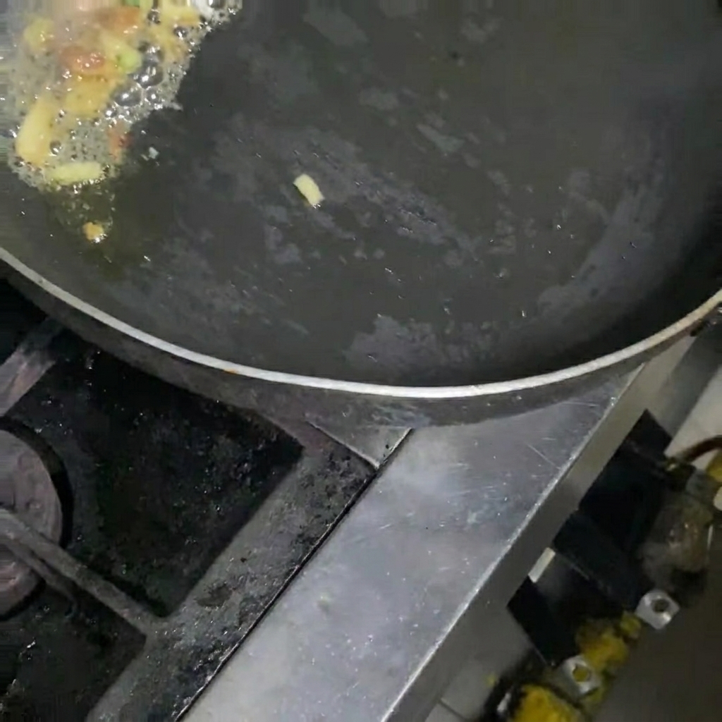 Kimchi smażone na patelni razem z boczkiem i cebulą.
