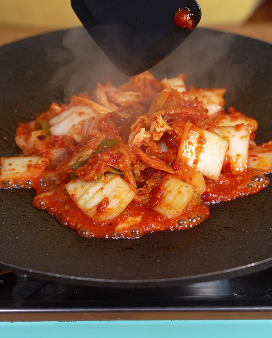 Kimchi smażące się na patelni z widocznie zredukowaną ilością płynu.