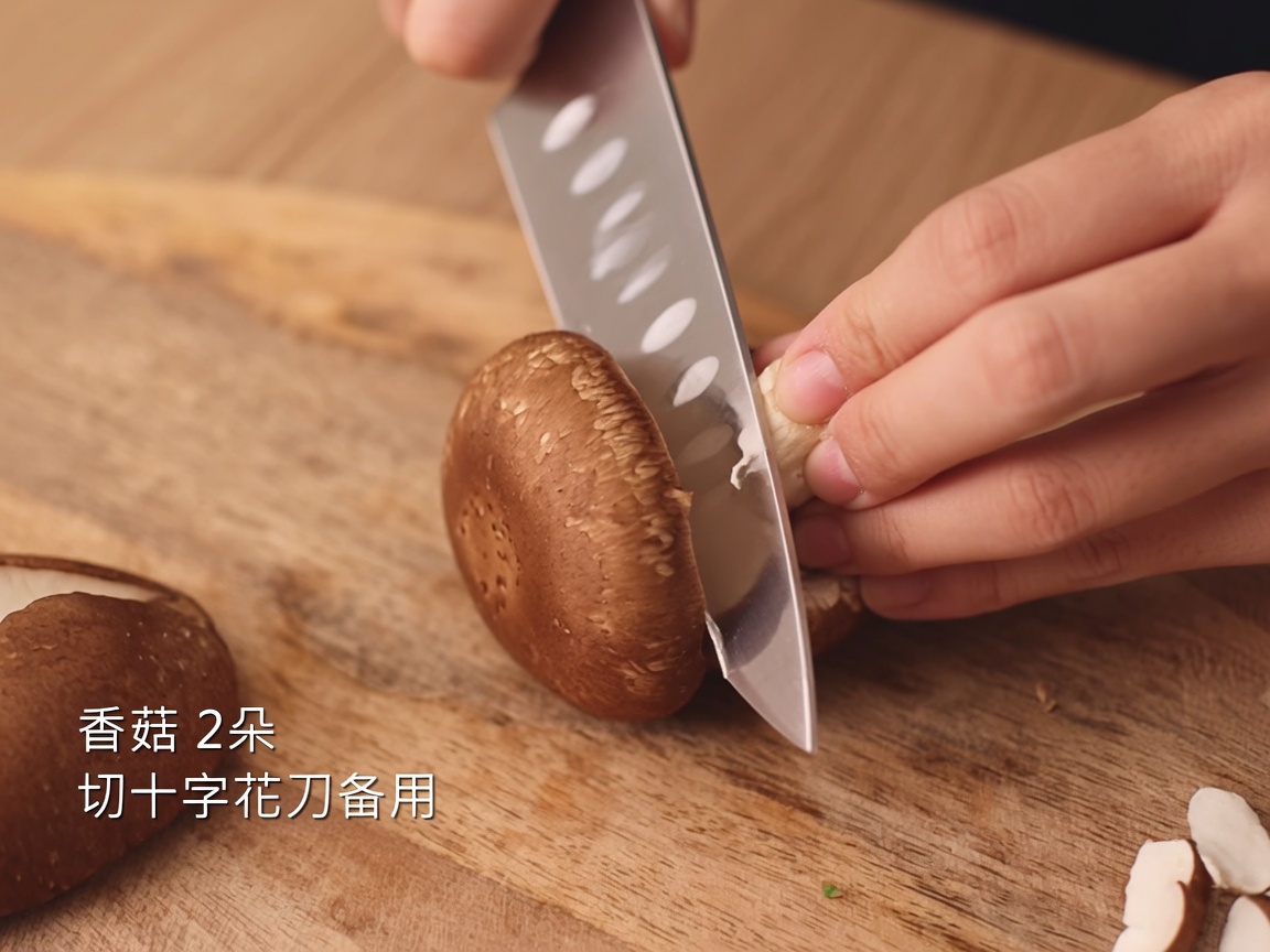 Nóż nacinający wzór krzyża na kapeluszu świeżego grzyba shiitake na drewnianej desce.