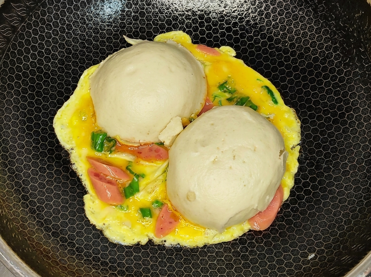 Odwrócony omlet z bułkami na wierzchu.