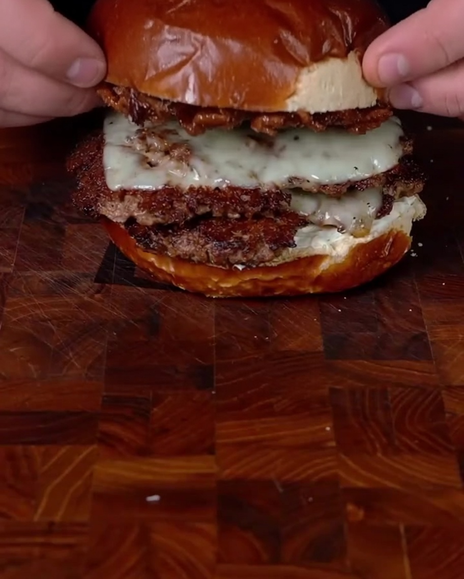Złożony burger jalapeño popper.