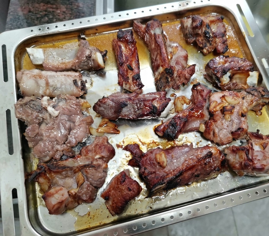 Częściowo upieczone żeberka na tacy, gotowe do posmarowania miodem.