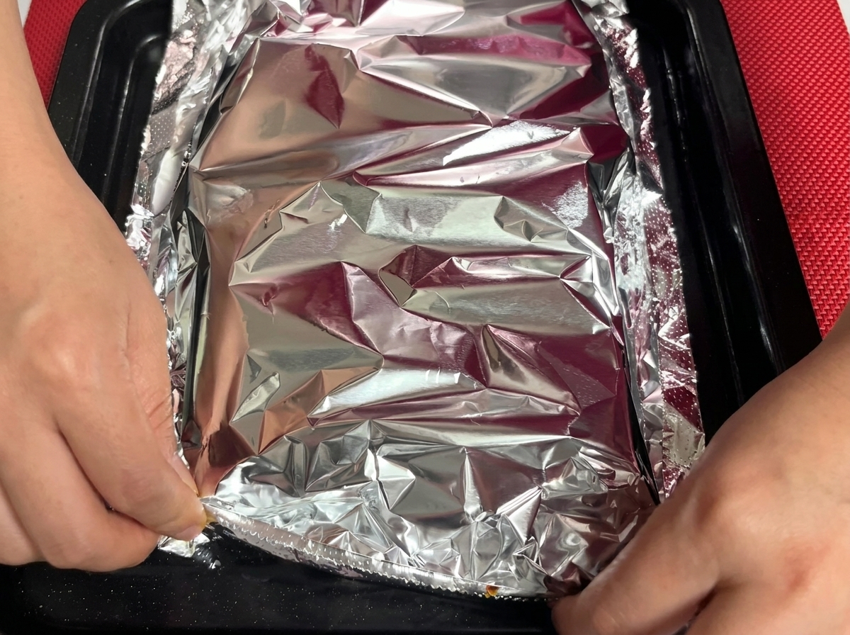 Folia aluminiowa zaciskana na brzegach blachy.