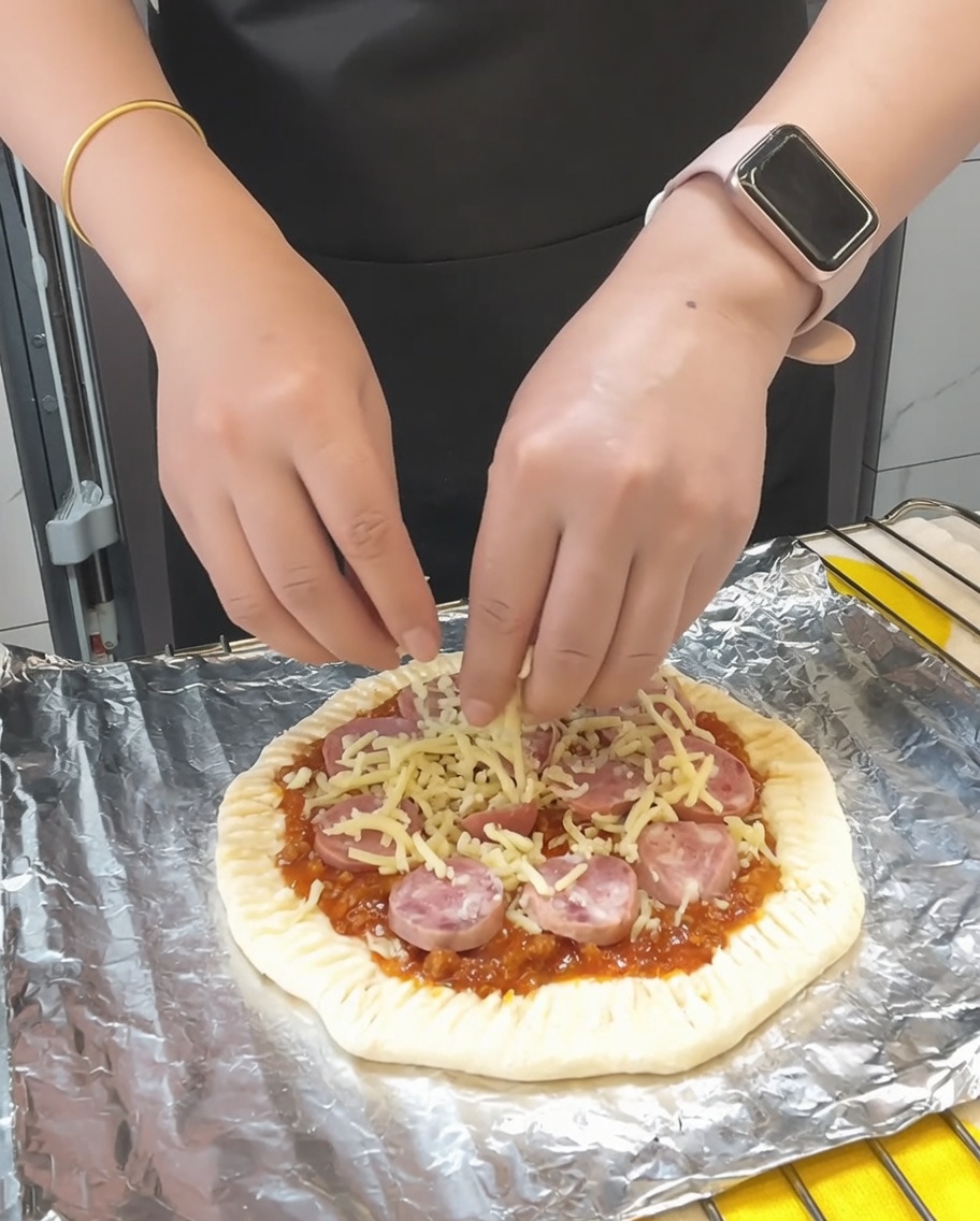 Ostatnia garść mozzarelli posypywana na pizzę, a następnie odrobina suszonej pietruszki.