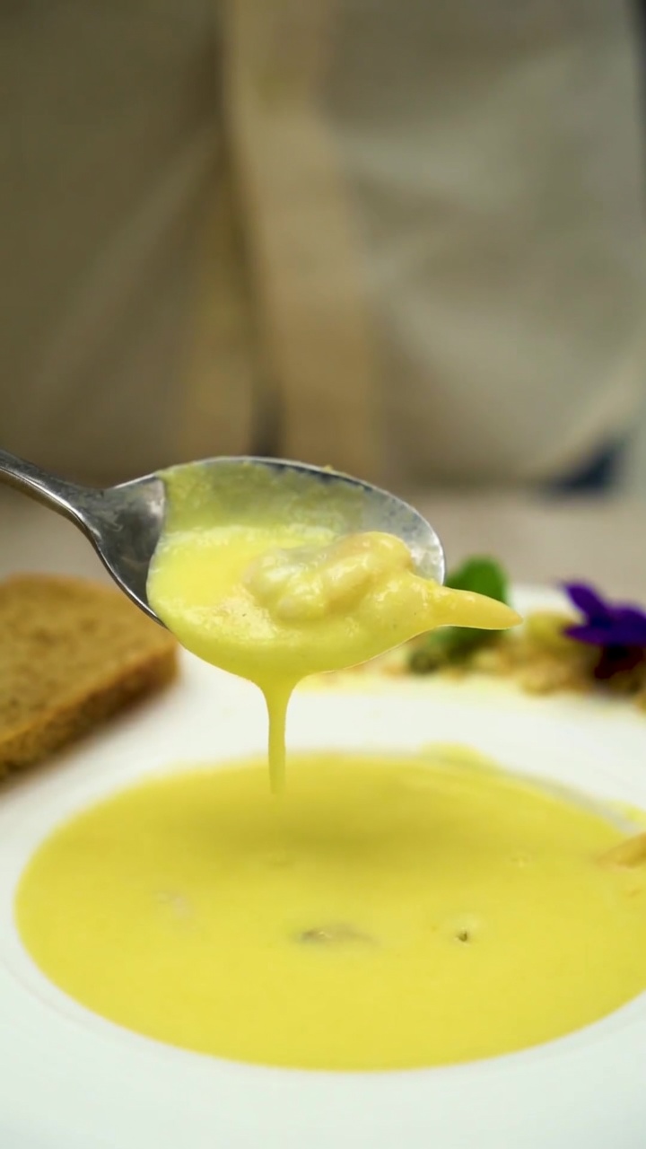 Kremowy chowder z kukurydzą i małżami