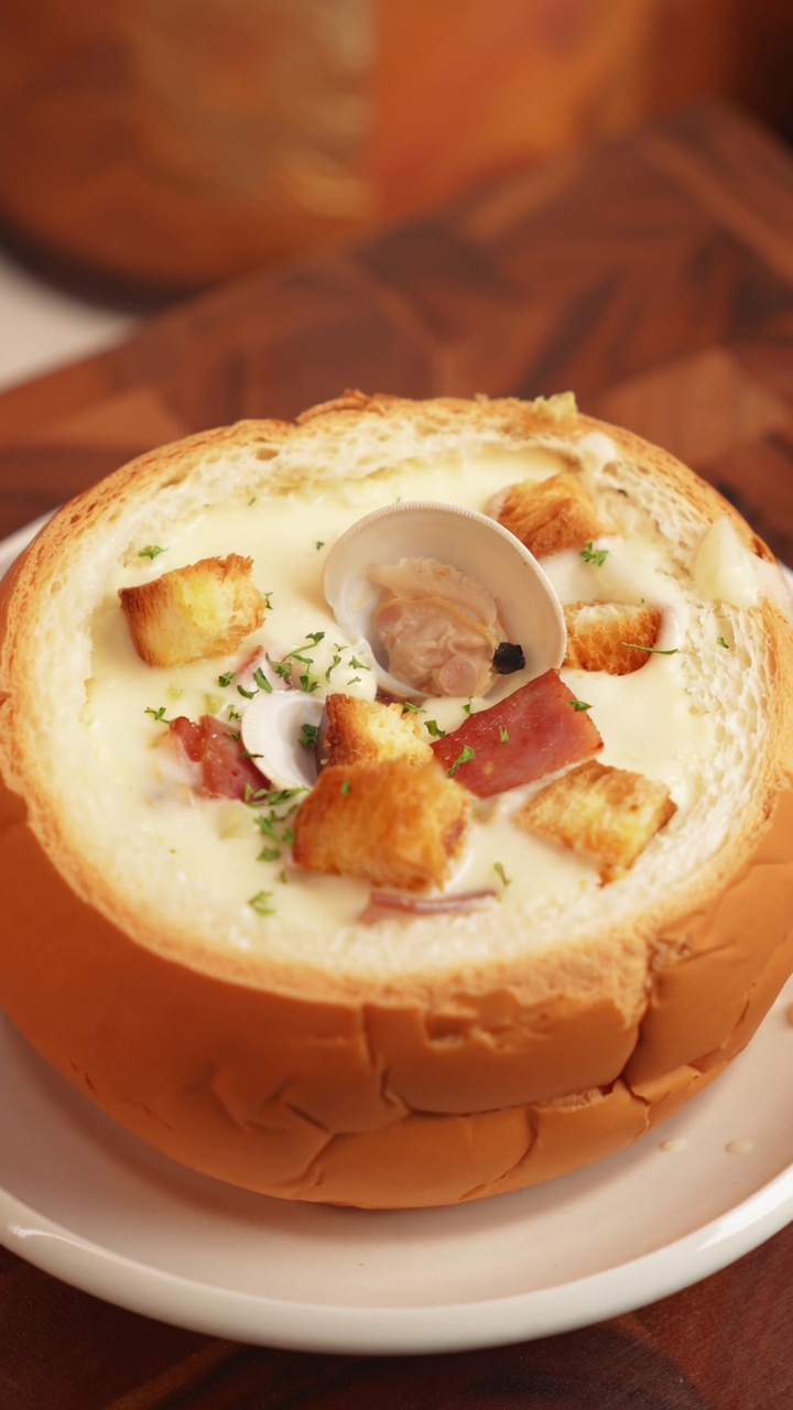 Świąteczne kremowe Clam Chowder w misce z chleba