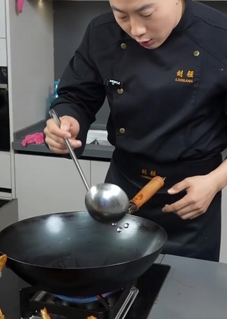 Gorący wok z topniejącym smalcem i olejem roślinnym.