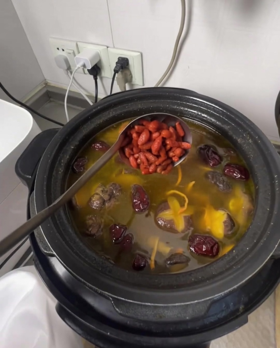 Chochelka dodająca jagody goji do aromatycznej zupy z kurczaka.