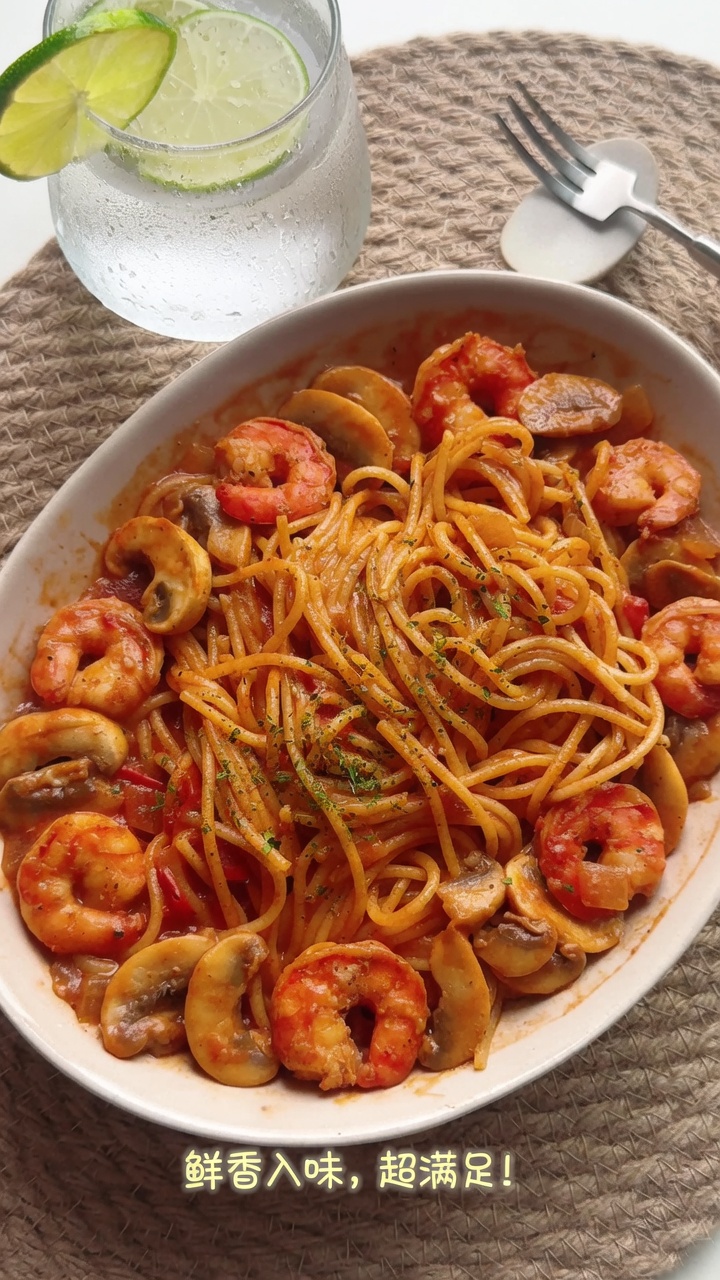Kremowe spaghetti z krewetkami i pieczarkami