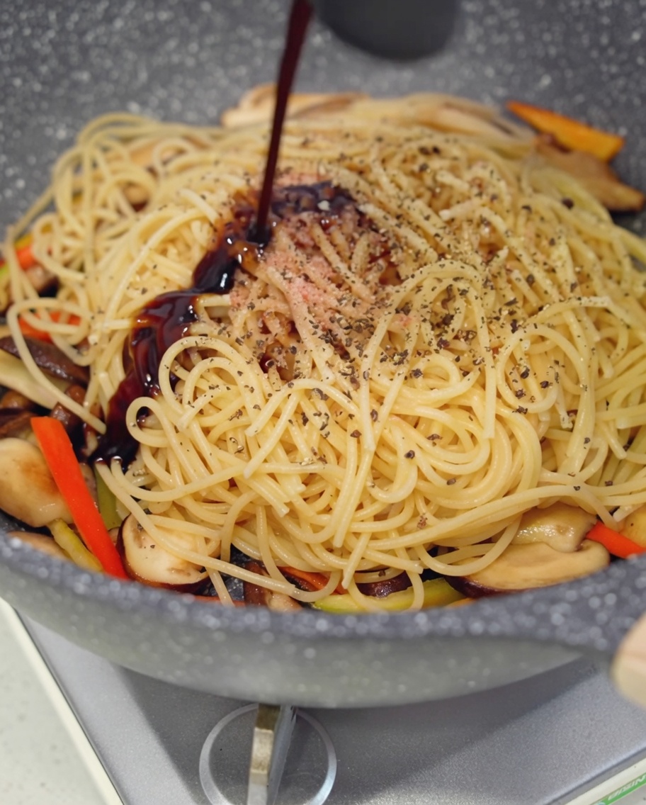 Gęsty wegański sos ostrygowy lany na spaghetti z grzybami.