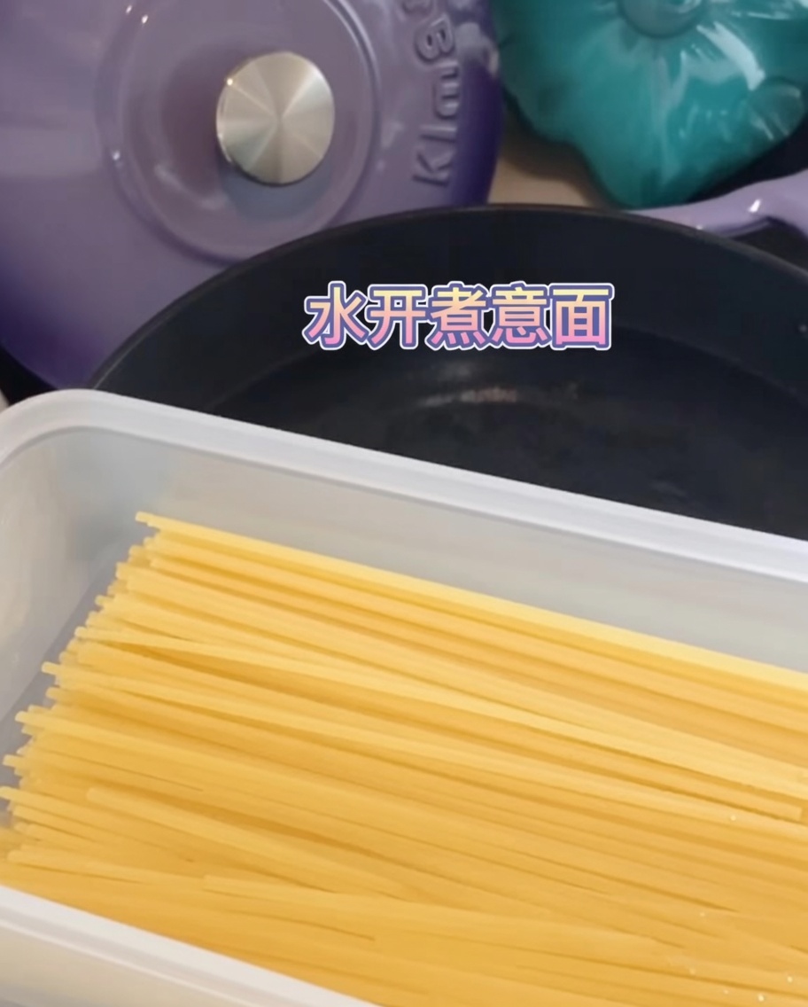 Makaron spaghetti gotujący się w garnku z wrzącą wodą.