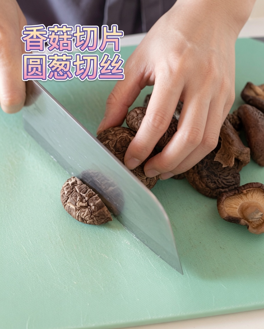 Pokrojone w plastry grzyby shiitake gotowe do smażenia.