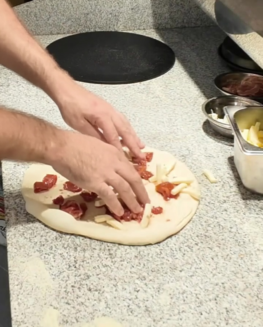 Kawałki mozzarelli dodawane na spód pizzy.