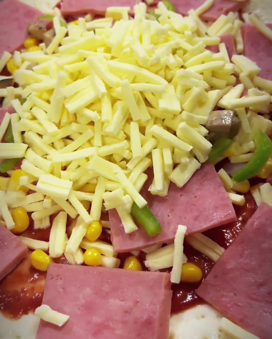 Pizza wsuwana do gorącego piekarnika.