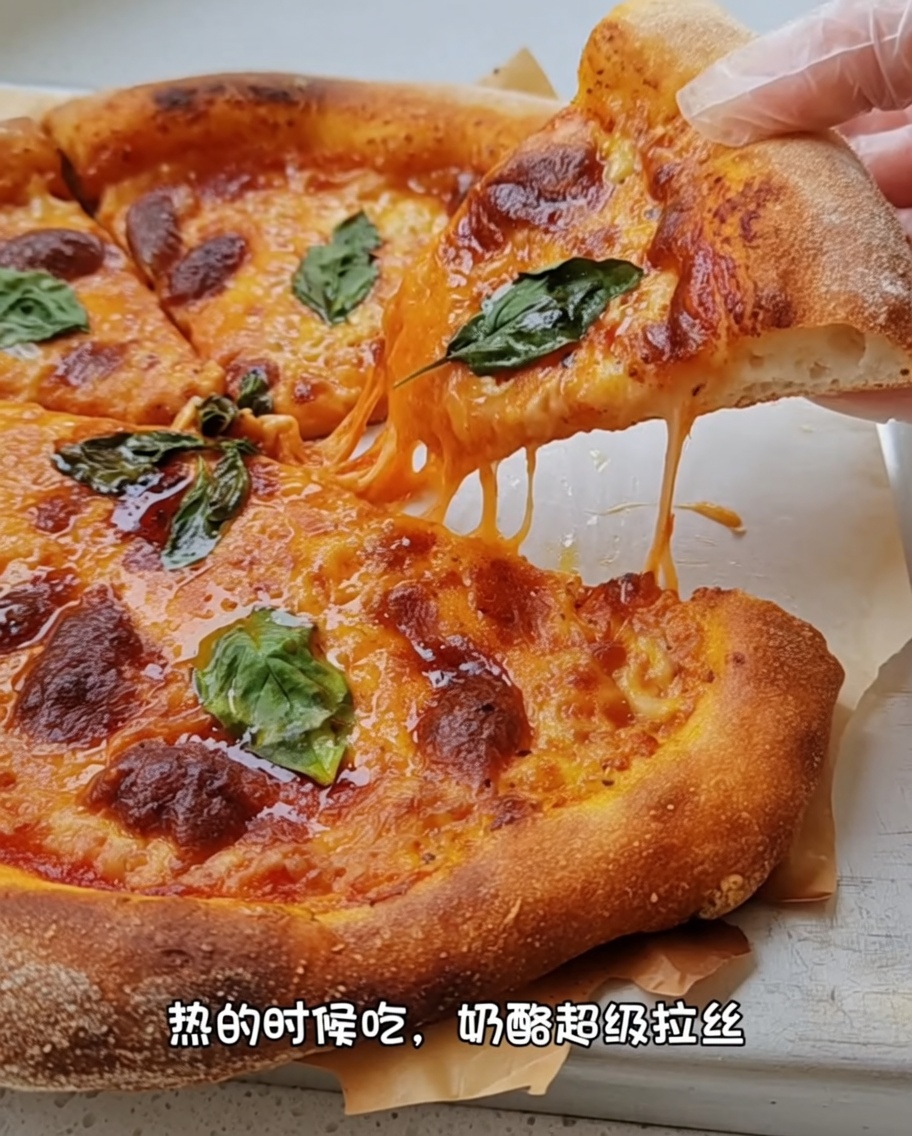 Dłonie używające kłykci do rozciągania okrągłej bazy pizzy na blacie.