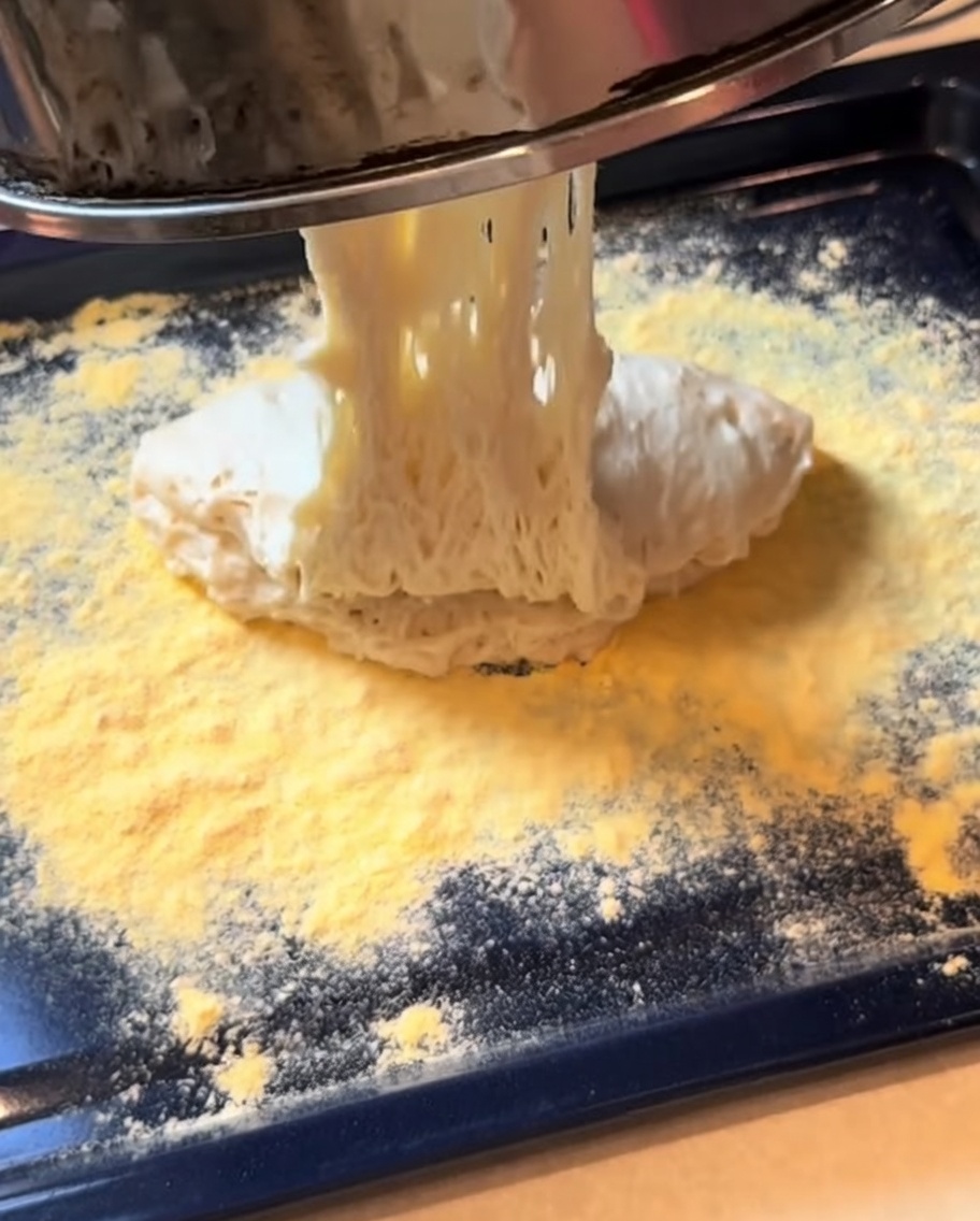Sfermentowane ciasto na pizzę formowane w prostokątny spód na blasze do pieczenia.