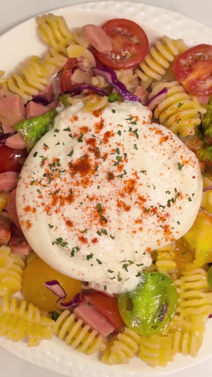 Zimny makaron świderki z serem burrata