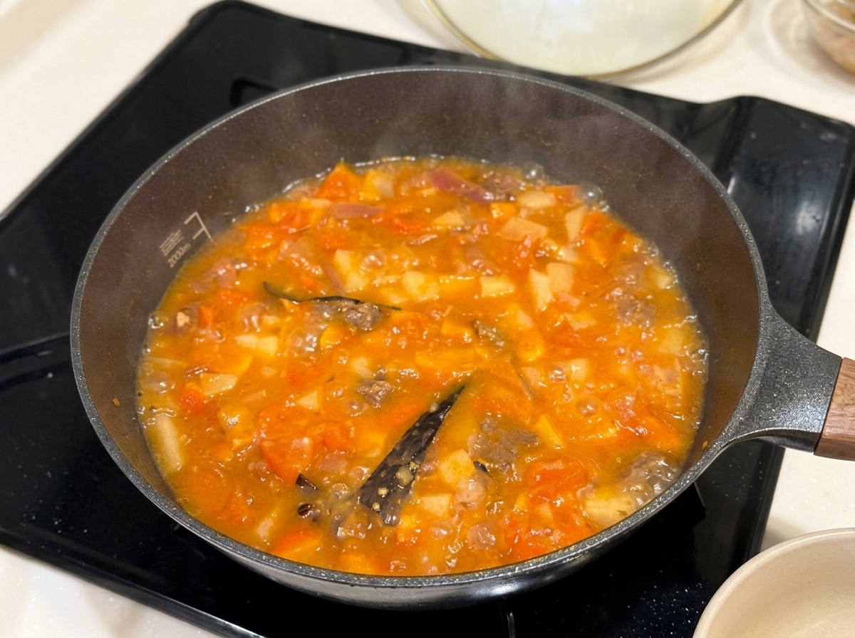 Kostki curry dodawane do gotującego się gulaszu.