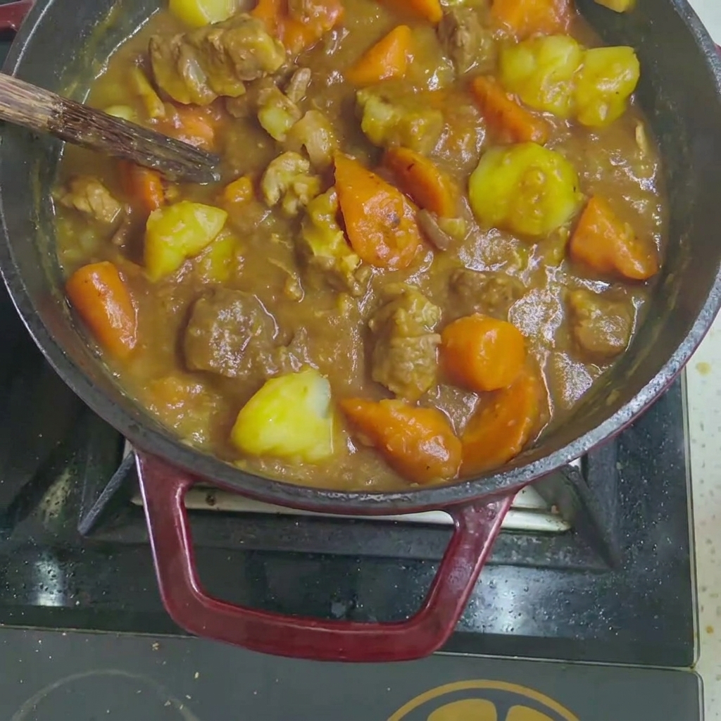 Kostki curry wrzucane do ugotowanego gulaszu.