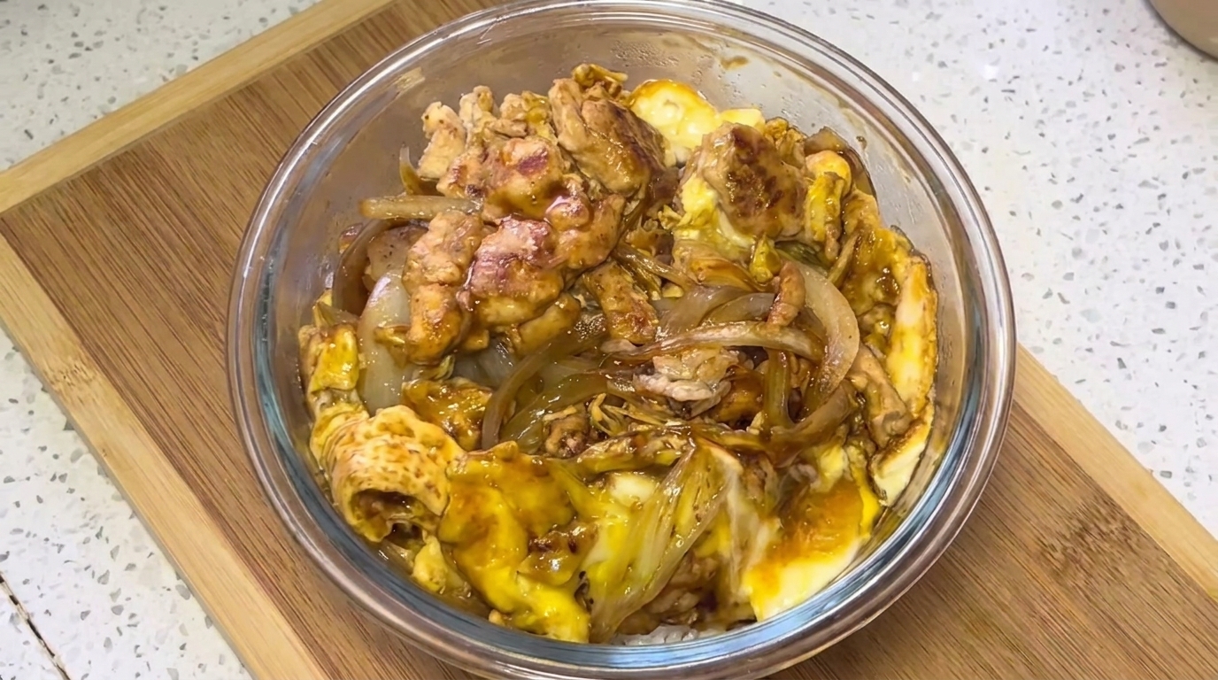 Ryż z kurczakiem i jajkiem (w stylu Oyakodon)