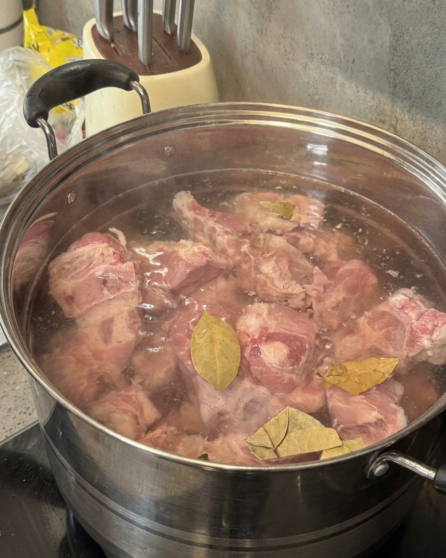 Soju wlewane do garnka z kośćmi i liśćmi laurowymi.