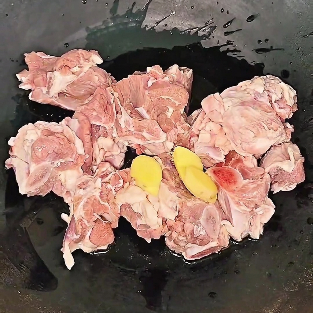 Żeberka wołowe gotujące się w garnku z plastrami imbiru i winem do gotowania podczas procesu blanszowania.