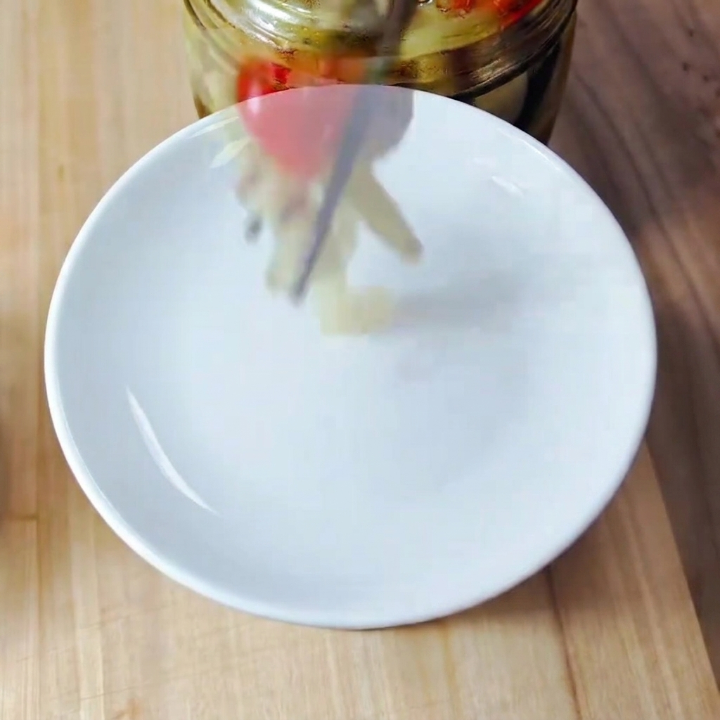 Drobno posiekane kawałki kimchi na drewnianej desce do krojenia.