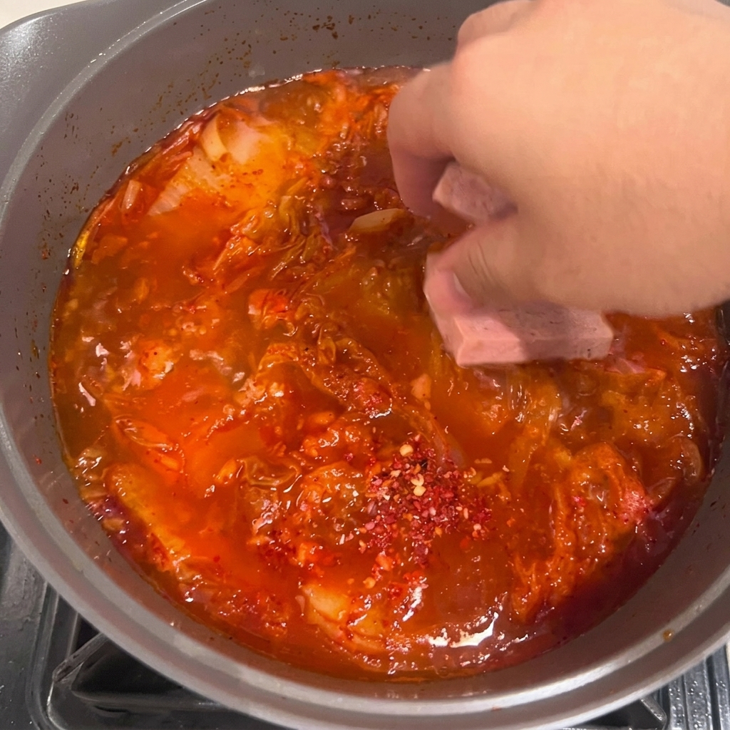 Plastry tofu ostrożnie układane w bulgoczącym gulaszu.