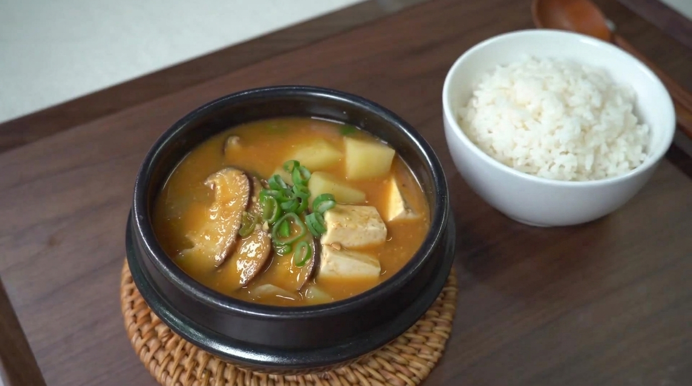 Tradycyjny Koreański Gulasz z Pastą Sojową (Doenjang Jjigae)