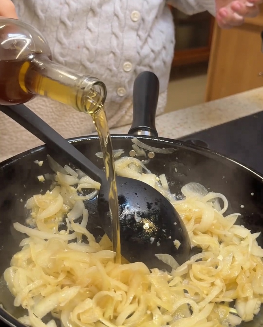 Wlewanie białego wina i octu balsamicznego na patelnię.