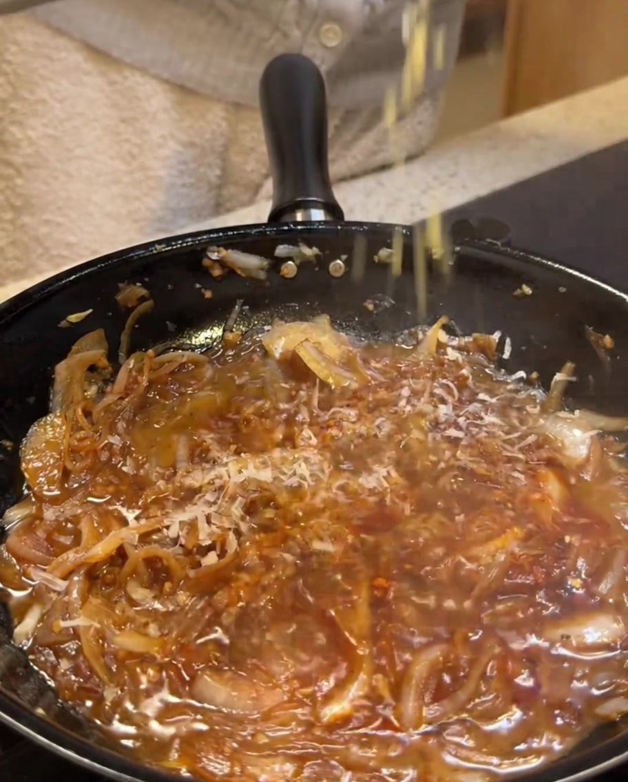 Tarty parmezan i śmietanka wlewane do sosu.