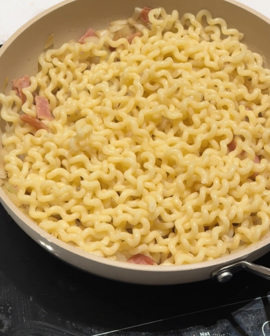 Niskotłuszczowe mleko wlewane na makaron.