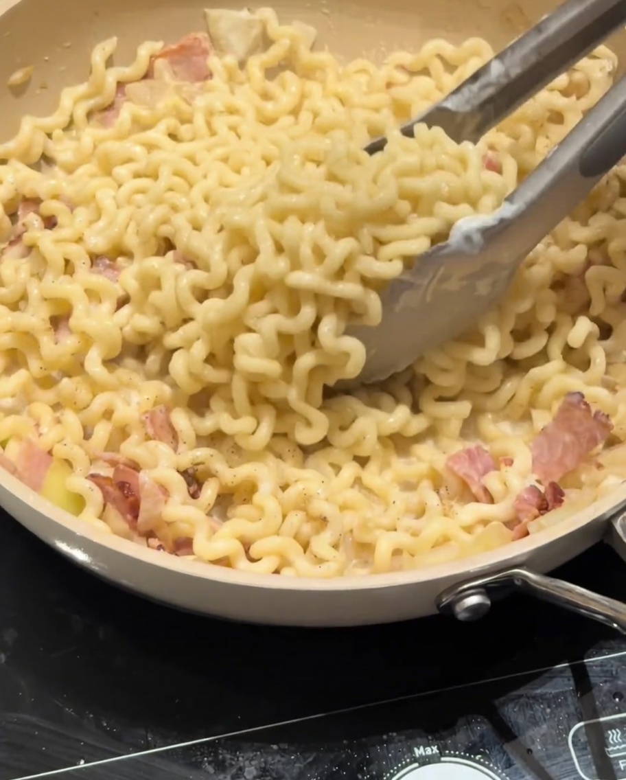 Parmezan posypywany na gotowy makaron.