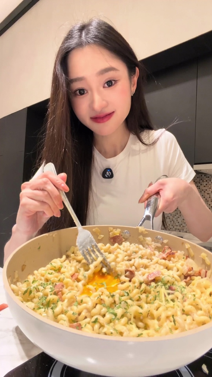 Kremowa Carbonara z boczkiem i makaronem typu curly