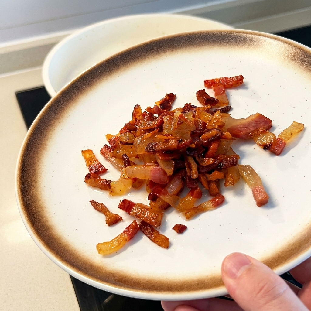 Pasta ze słonych żółtek mieszana z wytopionym tłuszczem na patelni.