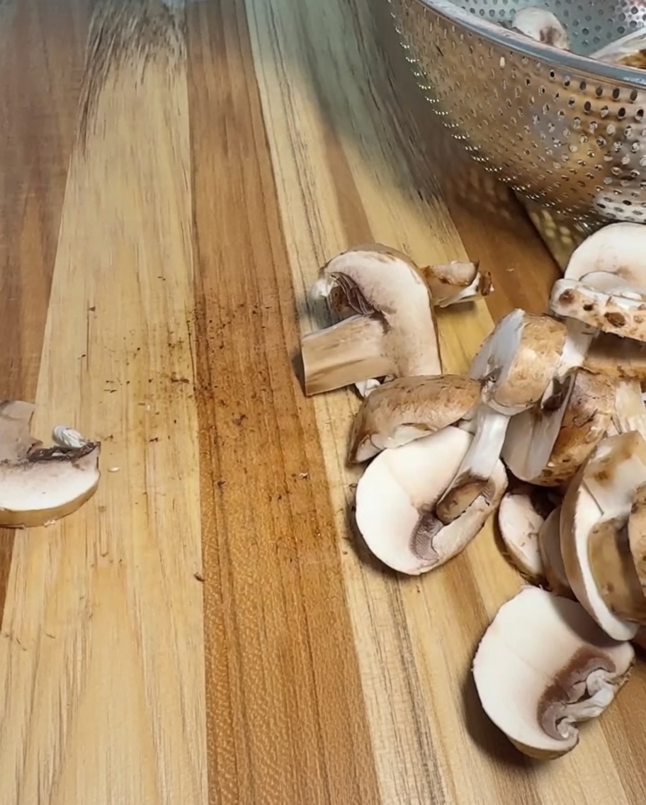 Cebula krojona w równą kostkę na drewnianej desce do krojenia.