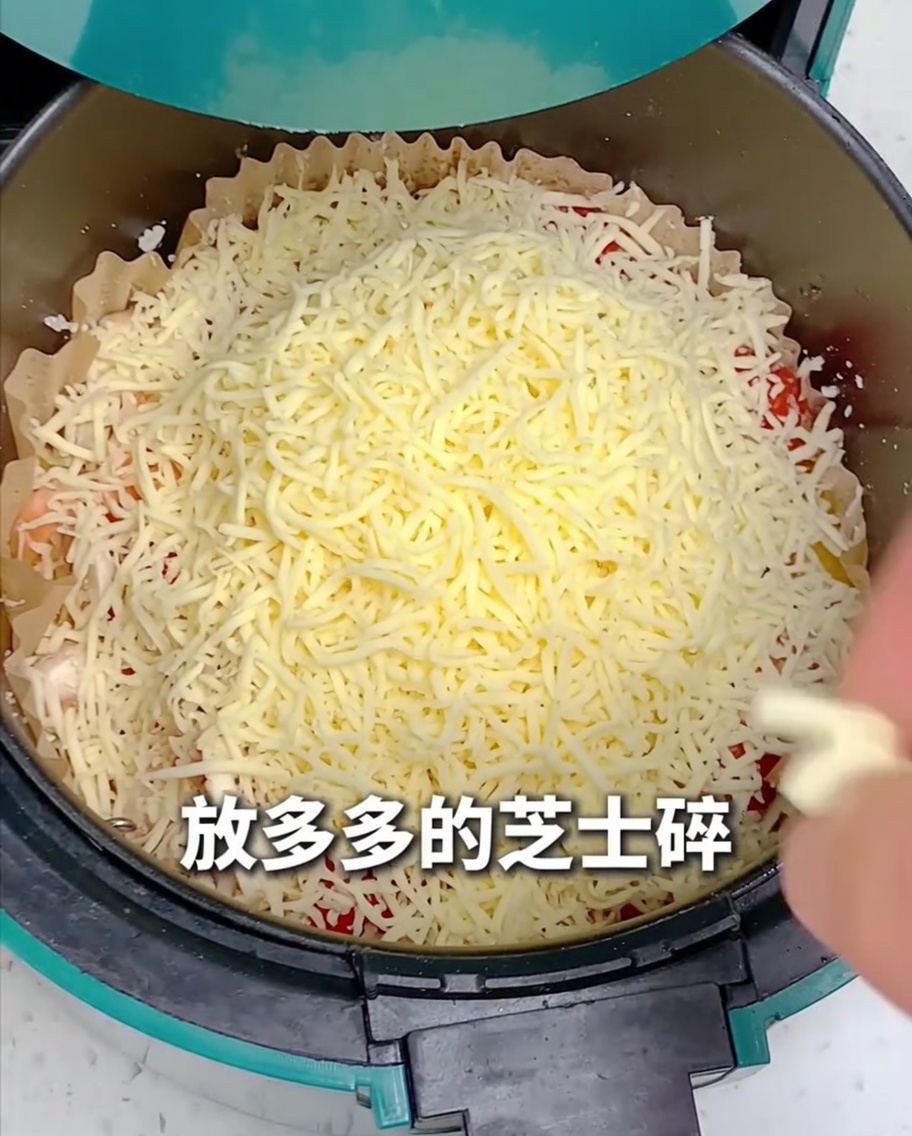 Starty ser posypywany na całą pizzę wewnątrz frytkownicy.