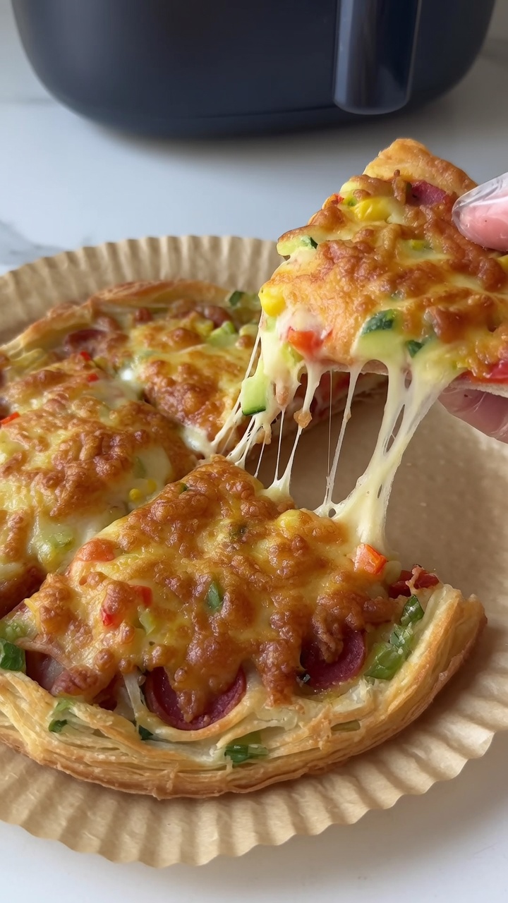 Chrupiąca pizza z placka szczypiorkowego