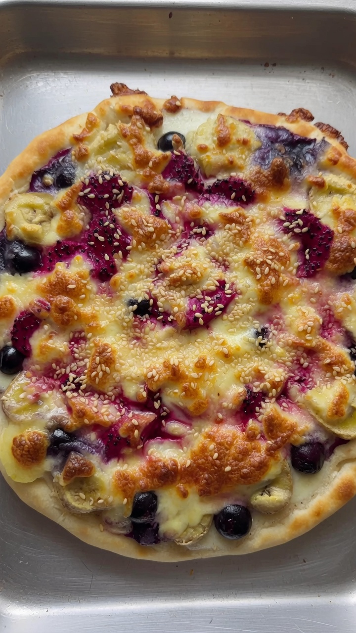Domowa słodka pizza z owocami i mozzarellą