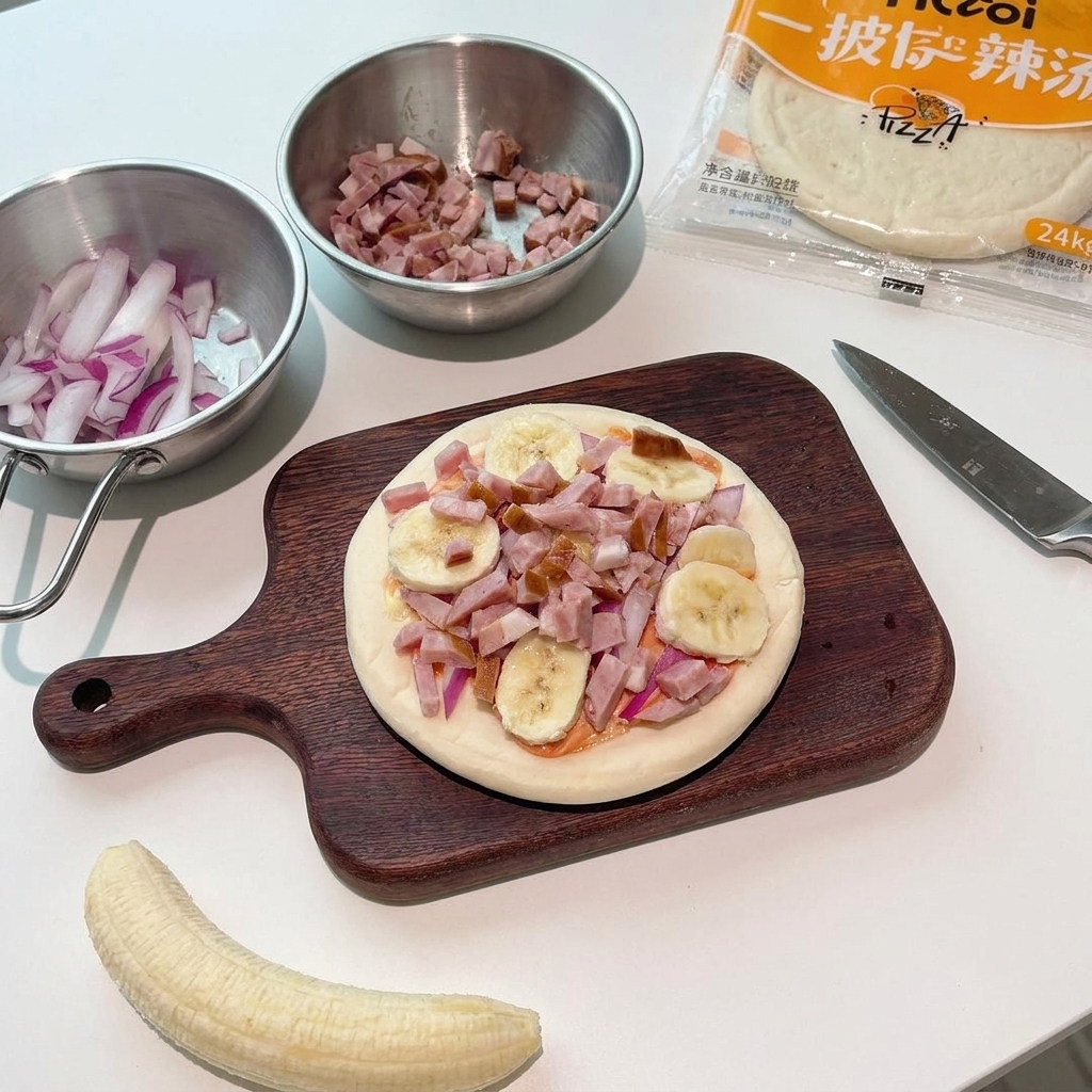 Małe kawałki surowego boczku posypywane na pizzę z bananem i cebulą.