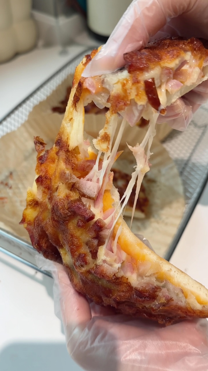 Mini pizza z boczkiem i bananem