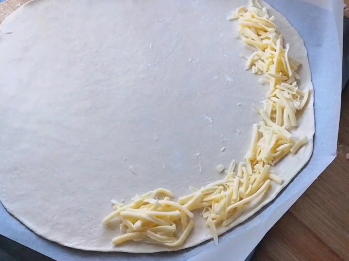 Biały sos rozsmarowywany na okrągłym spodzie do pizzy.