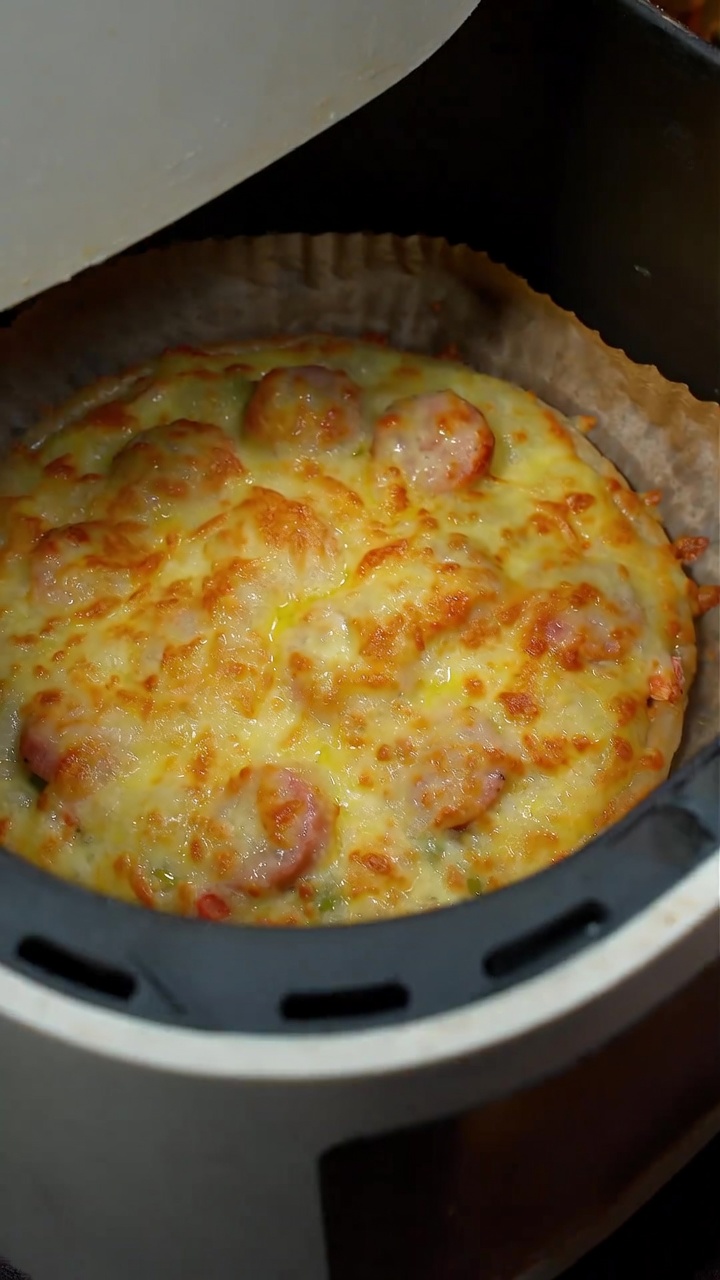 Pizza z kiełbasą na spodzie z placka cebulowego