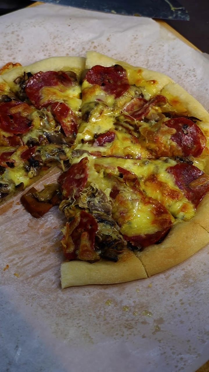 Klasyczna domowa pizza z pepperoni i pieczarkami